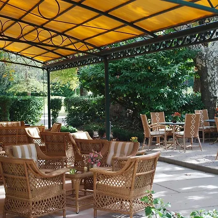 Chateau De Montcaud Otel